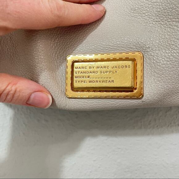 Marc Jacobs Cream Large Hobo Style Handbag Gold Hardware Shoulder Strap - Picture 3 of 12